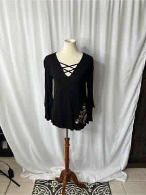 VENUS Black Crisscross Floral Embroidered Lightweight Sweater Top– Size Medium 🌸